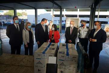 La ministra Darias presencia en Gando (Telde) la llegada de 43.000 vacunas de Pfizer-BioNTech/Acfi Press.